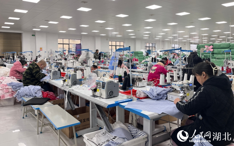 新春走基層丨小鎮(zhèn)服裝出&ldquo;海&rdquo;